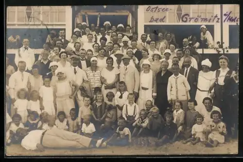 Foto-AK Grömitz i. Holst., Urlauber beim Gruppenfoto