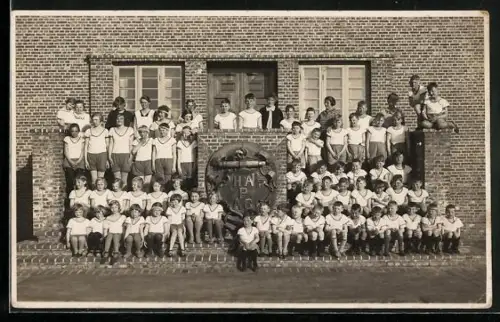 Foto-AK Wyk a. Föhr, Gruppenfoto vor Backsteingebäude, Jungen in Sportkleidung