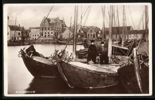 AK Volendam, Schiffe im Hafen