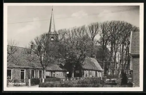 AK Metslawier, Ortspartie mit Blick zur Kirche