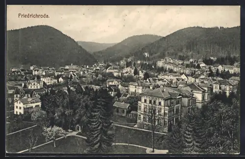 AK Friedrichroda, Stadtansicht mit umliegenden Bergen