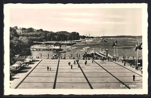 AK Kiel, Hafen, Passanten und Schiffe, 