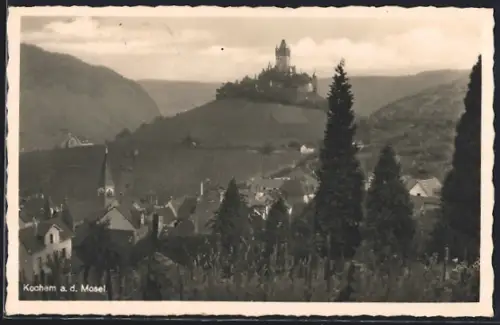 AK Kochem a. d. Mosel, Ortsansicht mit Berglandschaft