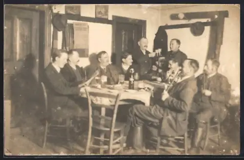 Foto-AK Hellmonsödt, Gasthof zur Post, Besucher an einem Tisch