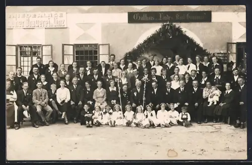 Foto-AK Oberneukirchen /O. Ö., Gasthaus zur Linde, Bes. Karl Hummer, Gruppenbild