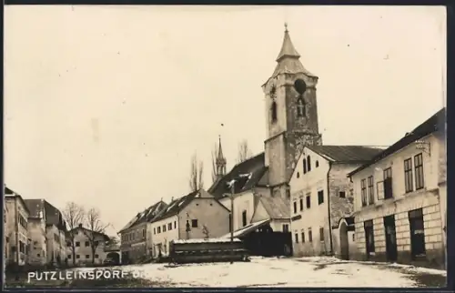 AK Putzleinsdorf /O. Ö., Ortspartie an der Kirche im Schnee