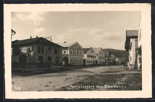 AK Putzleinsdorf, Strassenansicht mit Brunnen