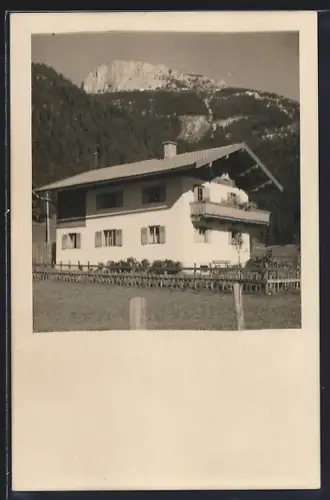 AK Waidring, Ortspartie mit Bergpanorama