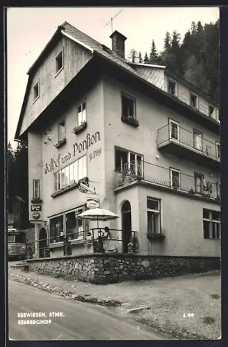 AK Seewiesen /Stmk., Gasthaus Seeberghof mit Besucherin unter Sonnenschirm