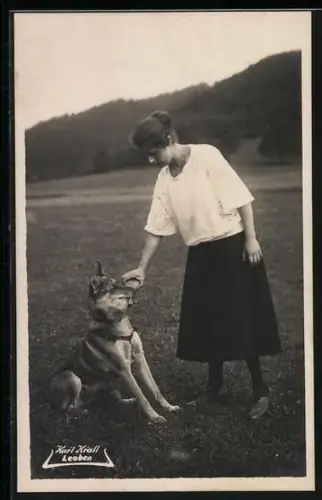 Foto-AK Junge Dame im Freien beim Spiel mit einem Schäferhund