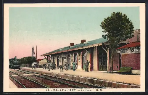 AK Mailly-le-Camp, La Gare, Blick auf den Bahnhof mit Eisenbahn