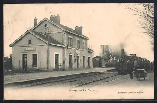 AK Piney, La Gare