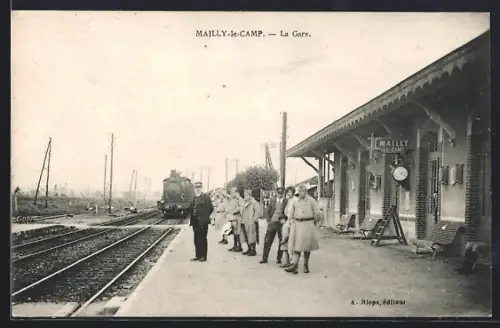 AK Mailly-le-Camp, La Gare, Wartenden Soldaten am Bahnhof
