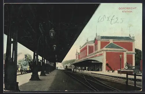 AK Dordrecht, Station, Blick über den Bahnsteig mit Zug und Bahnhofsgebäude