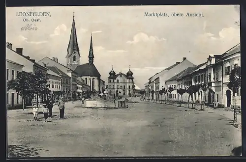 AK Leonfelden /Ob. Oest., Marktplatz, obere Ansicht mit Kirche