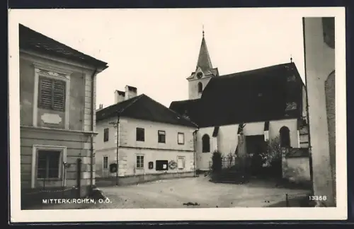 AK Mitterkirchen /O. Ö., Strassenpartie mit Kirche
