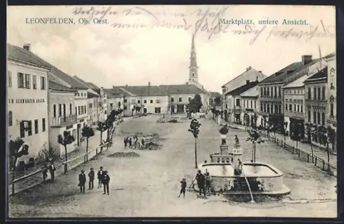 AK Leonfelden /Ob. Oest., Marktplatz, untere Ansicht, Brunnen und Kirche