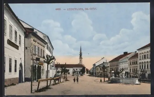 AK Leonfelden /Ob.-Oest, Platz mit Geschäften und Kirche