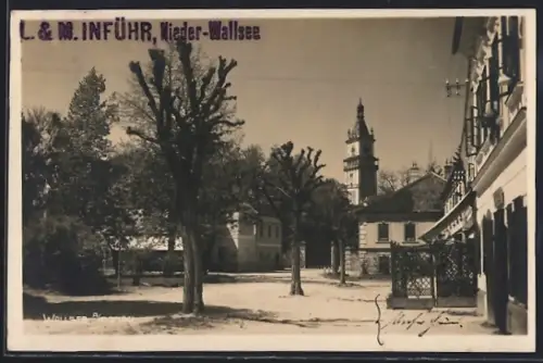 AK Wallsee / Donau, Ortsansicht mit Geschäft und Turm