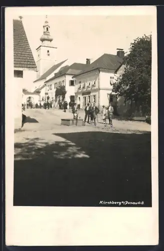 AK Kirchberg a. Donau, Strassenpartie am Brunnen, Blick zur Kirche