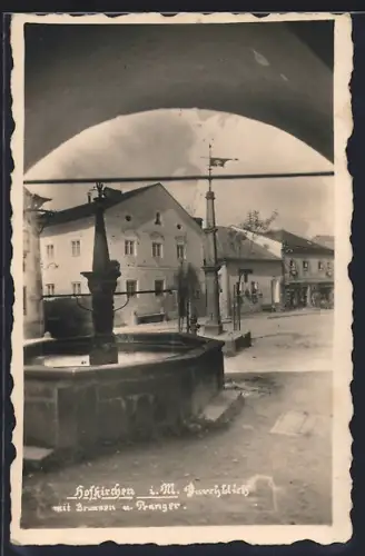 AK Hofkirchen i. M., Durchblick durch ein Tor mit Brunnen u. Pranger, Geschäftshaus