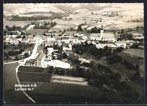 AK Münzbach /O.-Ö., Gesamtansicht mit Strasse u. Feldern vom Flugzeug aus