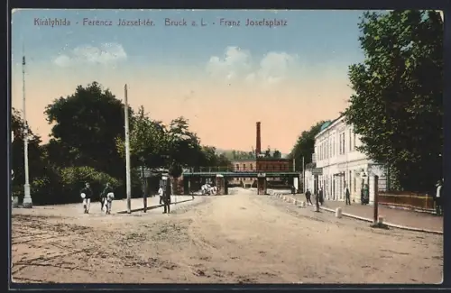 AK Bruck a. L., Franz Josefsplatz, Panorama mit Brücke und Fabrikschlot