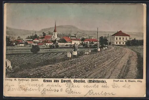 AK Zwettl im Mühlkreis, Ortspanorama mit Acker und Landstrasse, Spaziergänger