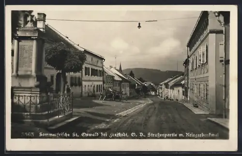 AK St. Oswald bei Freistadt, Strassenpartie mit Kriegerdenkmal und Kirchturmspitze