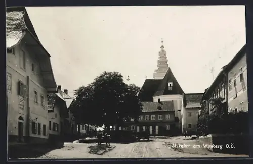 AK St. Peter am Wimberg, Ortspartie am Gasthaus mit Einwohnern und Kirche