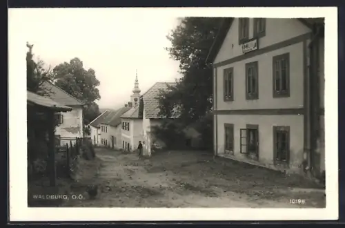 AK Waldburg /O.-Ö., Strassenpartie mit Schuhmacherei Hiessl und Kirchturm