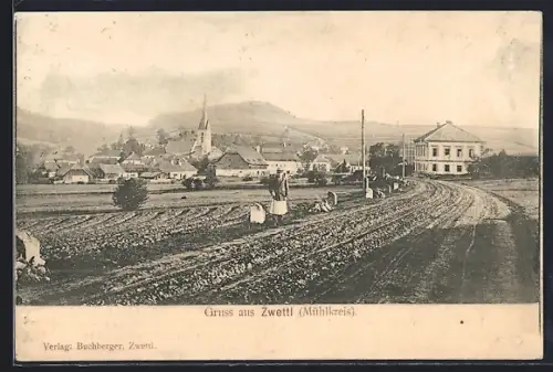 AK Zwettl /Mühlkreis, Ortsansicht mit Landstrasse und Acker, Bergpanorama