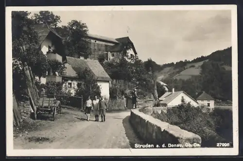 AK Struden a. d. Donau, Strassenpartie mit Mauer u. Spaziergängern