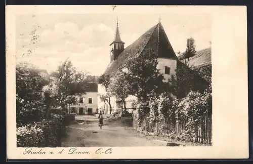 AK Struden a. d. Donau, Strassenpartie mit Kirche und Geschäft