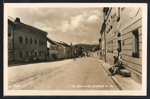 AK St. Oswald bei Freistadt, Strassenpartie mit Gasthaus, Gruppe mit Schäferhund im Eingang