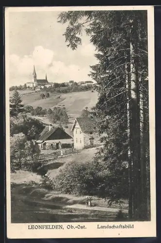 AK Leonfelden /Ob.-Öst., Landschaftsbild mit Blick zum Ort