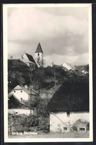 AK Lasberg /Oberdonau, Haus mit Reetdach und Blick zur Kirche