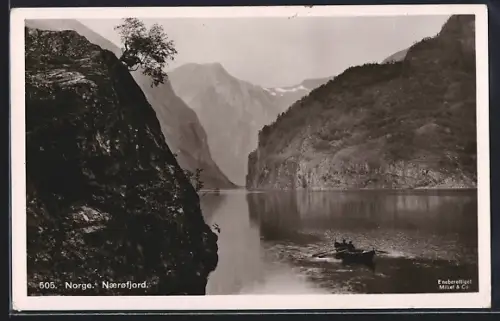 AK Naerofjord, Uferpartie mit Felsen