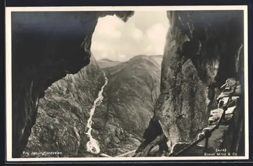 AK Jössingfjordveien, Blick durch eine Öffnung im Felsen