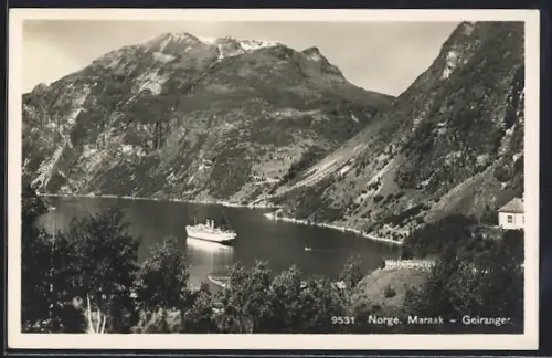 AK Geiranger, Maraak, Schiff ankert im Fjord, gewaltiges Bergpanorama