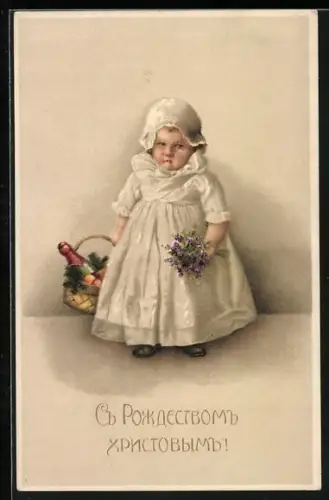 AK Kleines Kind in weissem Kleid mit einem Korb und Blumenstrauss, Weihnachten