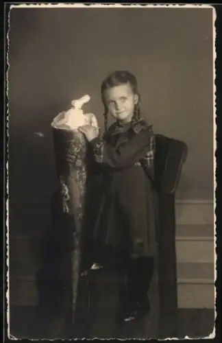 Foto-AK Junges Mädchen mit ihrer Schultüte