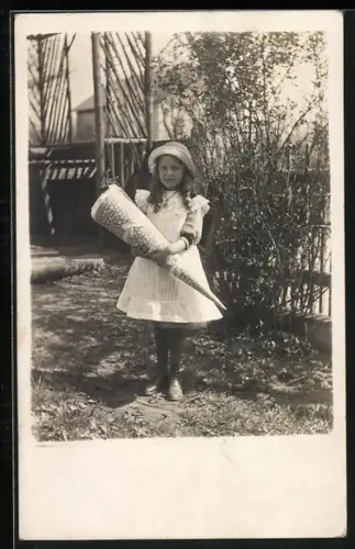 Foto-AK Kleines Mädchen in einem Garten mit ihrer Schultüte