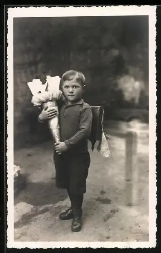 Foto-AK Kleiner Junge posiert mit seiner Schultüte