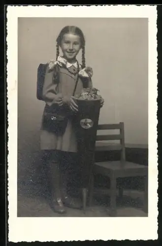 Foto-AK Lächelndes Mädchen mit Schultüte