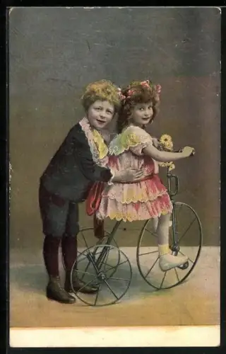 AK Zwei Kinder spielen mit ihrem Dreirad