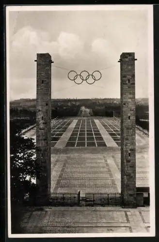 AK Reichssportfeld, Blick von der Deutschen Kampfbahn durch das Osttor