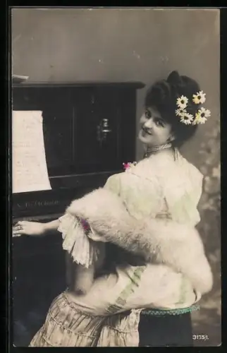 AK Junge Dame mit Pelzschal am Klavier