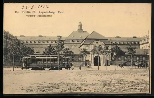 AK Berlin-Wedding, Augustenburger Platz mit Virchow-Krankenhaus und Strassenbahn