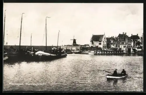 AK Harlingen, Havengezicht, Bootspartie im Hafen